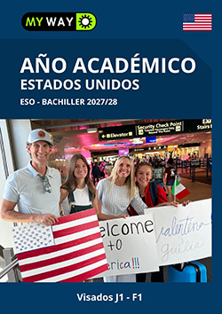 Portada del folleto informativo Año Escolar en Estados Unidos 2027-2028 con tres jóvenes estudiantes posando delante de un edificio universitario